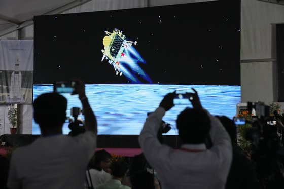 인도 우주연구기구(ISRO)에서 관계자들이 23일 달 탐사선 찬드라얀 3호 착륙 생방송을 지켜보고 있다. [AP=연합뉴스]