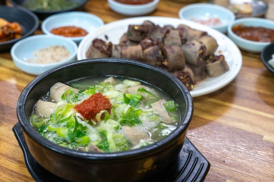 순창시장은 순대 골목으로 정평이 난 재래시장이다. '봉깨순대'에서 맛본 모듬국밥과 피순대.