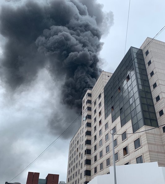 23일 서울 강남구 르메르디앙 호텔 옥상 공사현장에서 불이 나 검은 연기가 치솟고 있다. 사진 독자