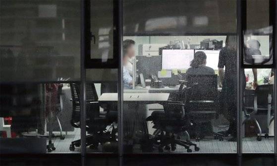 공무원연금공단에 따르면 지난해 자발적으로 퇴사한 근무경력 5년 미만의 국가직 및 지방직 공무원은 1만3032명이었다. 노동계에서는 퇴사를 막기 위해 임금 인상 및 불합리한 업무 구조의 개선이 시급하다고 목소리를 높이고 있다. / 사진:연합뉴스