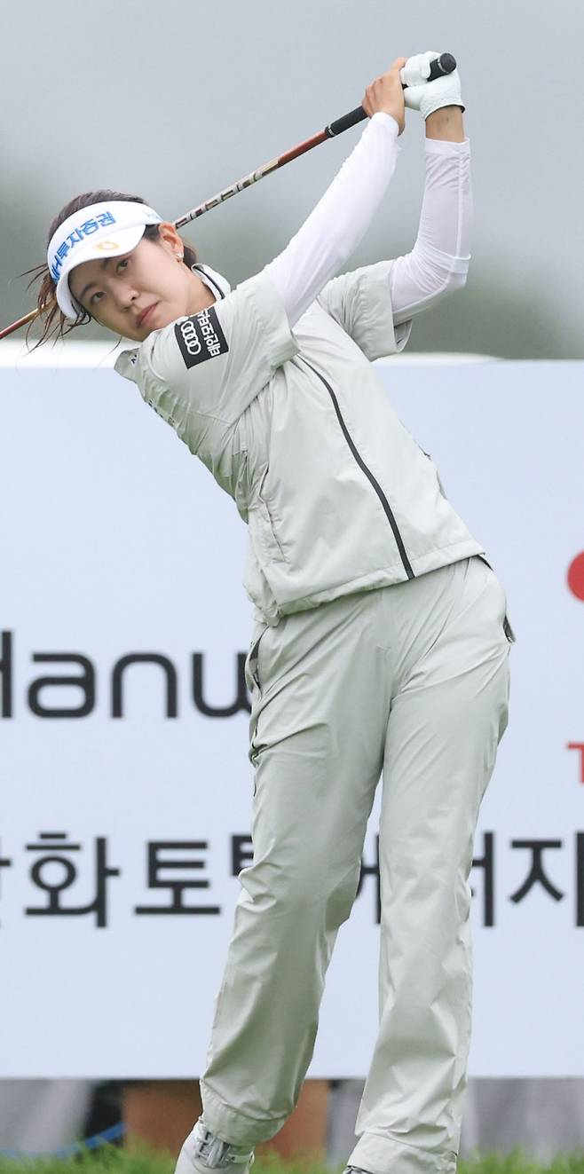 박민지가 24일 열린 KLPGA 투어 한화클래식 1라운드 6번홀에서 드라이버샷을 하고 있다. KLPGA 제공