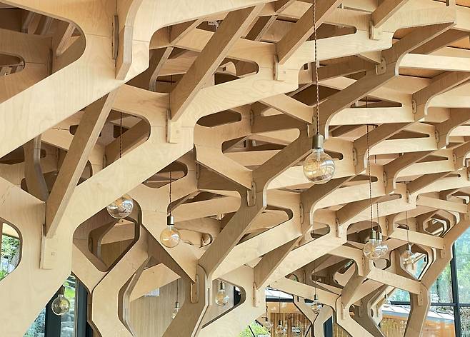 The Pavilion of Floating Lights features contemporary "gongpo," newly interpreted by architect Kim Jae-kyung. (Lee Sang-sub/The Korea Herald)