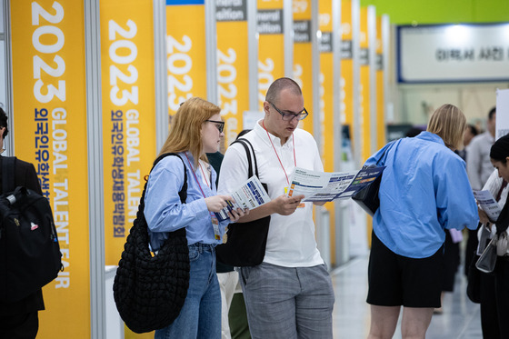 Visitors look around the Job Fair for International Students at Coex in Gangnam District, southern Seoul, on Monday. [NEWS1]