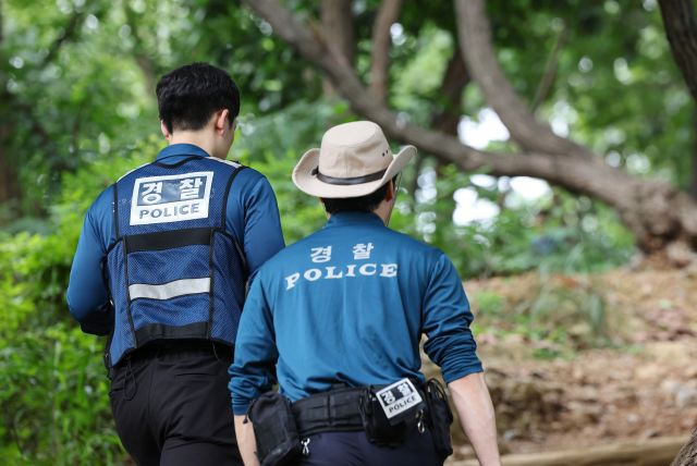 서울 관악경찰서 산악순찰대가 성폭행 살인 사건이 발생한 등산로 일대를 22일 점검하고 있다. 연합뉴스