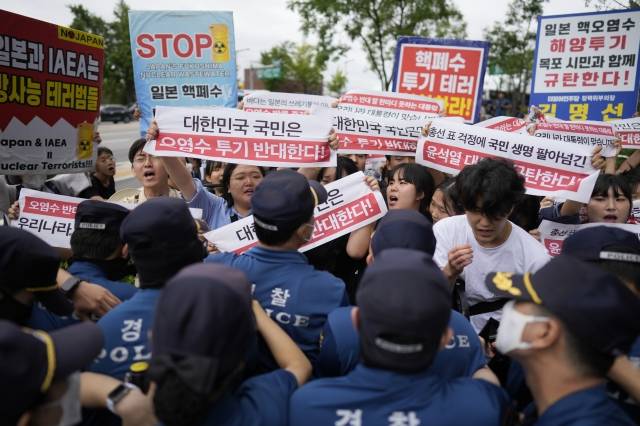 8월 24일 서울 일본 대사관 앞에서 시위대가 후쿠시마 오염수 방류를 규탄하고 있다. 연합뉴스.