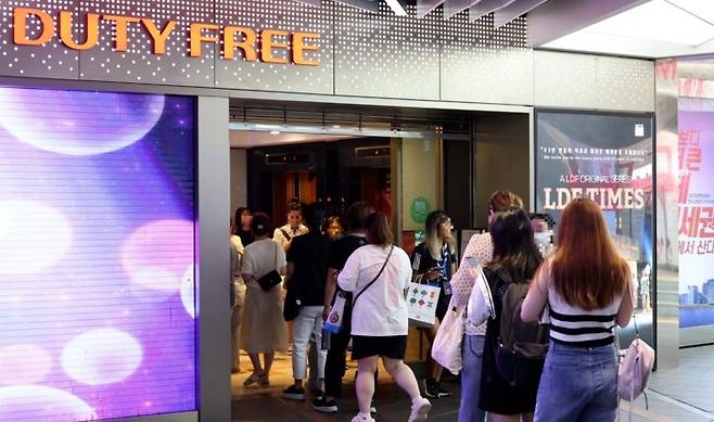 면세점 찾는 여행객들 / 사진 = 매경DB