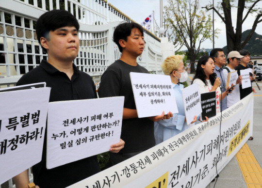 전세사기·깡통전세 피해자 전국대책위원회 회원 등이 16일 오전 정부서울청사 앞에서 전세사기 피해자 지원위원회 세부 심의 기준 및 회의록 공개를 요구하는 기자회견을 하고 있다. 뉴시스