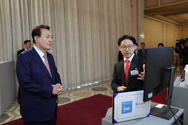 [서울=뉴시스] 서범석 루닛 대표(오른쪽)가 지난 2월 28일 윤석열 대통령 주재 '바이오헬스 신시장 창출 전략회의'에 참석해 유방촬영술 AI 영상분석 솔루션 '루닛 인사이트 MMG'를 시연하고 있다. (사진=루닛 제공) 2023.02.28. photo@newsis.com *재판매 및 DB 금지