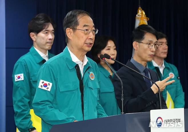 [서울=뉴시스] 배훈식 기자 = 한덕수 국무총리가 24일 오후 서울 종로구 정부서울청사에서 후쿠시마 오염수 방류 관련 대국민 담화문을 발표하고 있다. 2023.08.24. dahora83@newsis.com