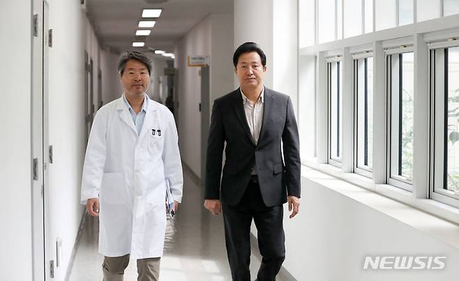 [서울=뉴시스] 김선웅 기자 = 오세훈 서울시장이 24일 서울 서초구 서울특별시 보건환경연구원을 방문해 신용승 원장의 안내를 받으며 후쿠시마 오염수 방류 관련 방사능 검사 현장으로 이동하고 있다. 2023.08.24. mangusta@newsis.com