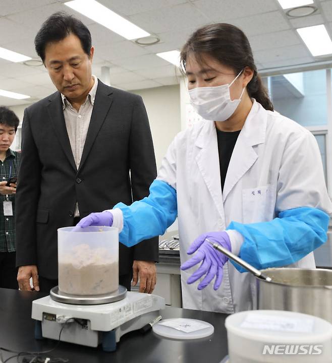 [서울=뉴시스] 김선웅 기자 = 오세훈 서울시장이 24일 서울 서초구 서울특별시 보건환경연구원을 방문해 방사능 검사를 위한 시료 분쇄 과정을 지켜보고 있다. (공동취재사진) 2023.08.24. photo@newsis.com