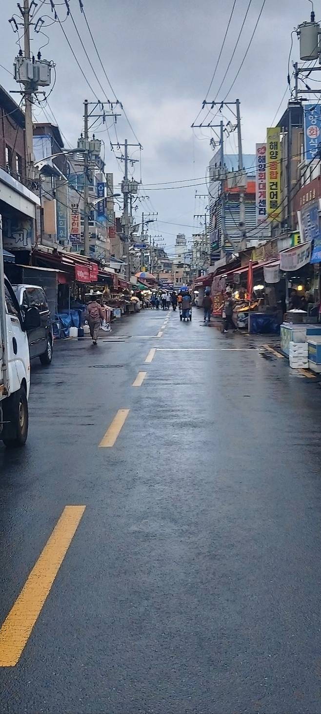 한산한 포항 죽도시장 대게·회거리 타운 모습.