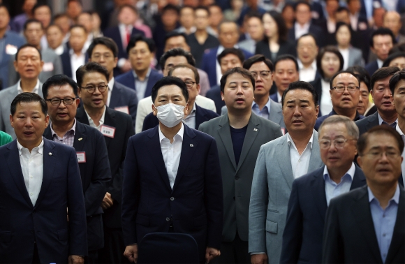 김기현 국민의힘  대표 등 참석자들이 24일 오전 서울 영등포구 공군호텔에서 열린 ‘새로운 미래를 준비하는 모임(새미준)’ 조찬 정기세미나에서 애국가를 부르고 있다.  연합뉴스