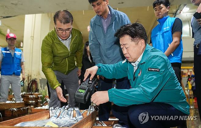 수산물 방사능 검사하는 오영훈 제주지사 (제주=연합뉴스) 일본 정부가 후쿠시마 원전 오염수 방류 계획한 24일 오영훈 제주지사가 제주시수협 위판장을 찾아 수산물에 대한 방사능 검사를 하고 있다. 2023.8.24 [제주도 제공. 재판매 및 DB 금지] koss@yna.co.kr