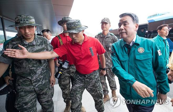 예천 해병대 숙영지 방문한 이종섭 국방부 장관 (대구=연합뉴스) 윤관식 기자 = 이종섭 국방부 장관이 20일 오전 경북 예천스타디움에 마련된 해병대 숙영지를 방문하고 있다. 2023.7.20 psik@yna.co.kr