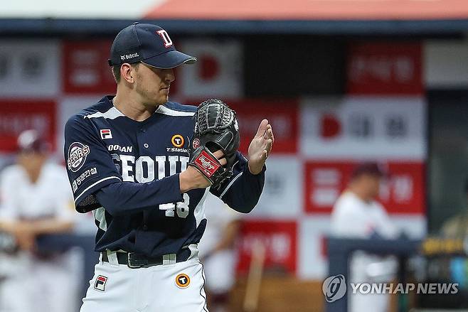 수비 향해 박수치는 브랜든 8월 23일 서울 고척스카이돔에서 열린 2023 프로야구 KBO리그 두산 베어스와 키움 히어로즈의 경기. 3회말 1사 키움 도슨을 3루 번트 아웃으로 잡아낸 두산 선발투수 브랜든이 야수를 향해 박수치고 있다. [연합뉴스 자료사진]