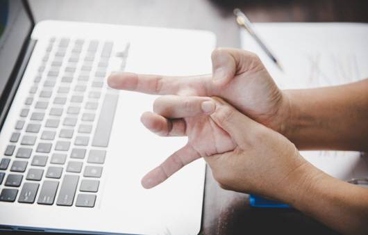 손가락 관절 구부리기 | 출처: 게티이미지뱅크