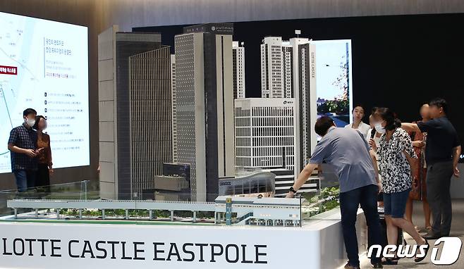 21일 서울 서초구에 마련된 '구의역 롯데캐슬 이스트폴' 견본주택을 찾은 시민들이 단지 모형도를 보고 있다.  2023.7.21/뉴스1 ⓒ News1 김민지 기자