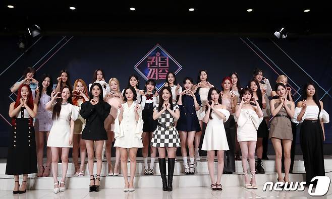 13일 오후 서울 종로구 부암동 HW컨벤션에서 열린 퀸덤퍼즐 제작발표회에서 MC를 맡은 태연과 걸그룹 멤버들이 포즈를 취하고 있다. 앞줄 왼쪽부터 도화, 케이, 여름, 유키, 태연, 엘리, 보라, 지원, 채린, 두 번째줄 왼쪽부터 수윤, 쥬리, 연희, 나나, 우연, 상아, 주이, 예은, 세 번째줄 왼쪽부터 리이나, 휘서, 지우, 서연, 지한, 소은, 수진, 조아 ⓒ News1