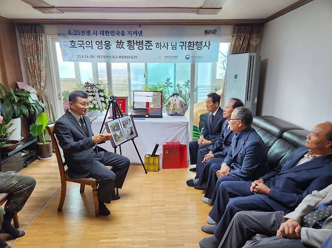 이근원 국방부 유해발굴감식단장(왼쪽)이 24일 대구의 고 황병준 하사 유가족 자택에서 고인의 참전 과정과 유해발굴 경과를 설명하고 있다.(국유단 제공)