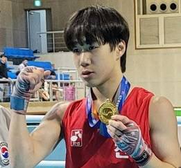 이달 18일부터 23일까지 6일간 전남 고흥팔영체육관에서 열린 '제53회 대통령배 전국 시·도대항 복싱대회'에서 대전 한밭중 양태민(3학년) 선수가 결승에서 포항 퀸복싱클럽 선수를 3라운드 기권승으로 누르고 금메달을 목에 걸었다. 사진=대전동부교육지원청 제공