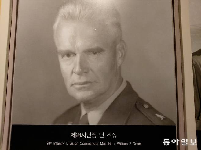 경기 오산의 ‘초전기념관’에 전시된 딘 소장 사진. 오산 = 구자룡 기자