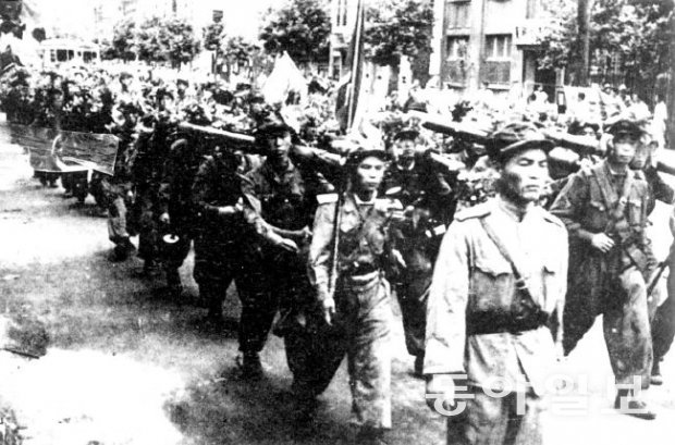 북한군이 서울에 들어온 뒤 시가 행진을 하고 있다.