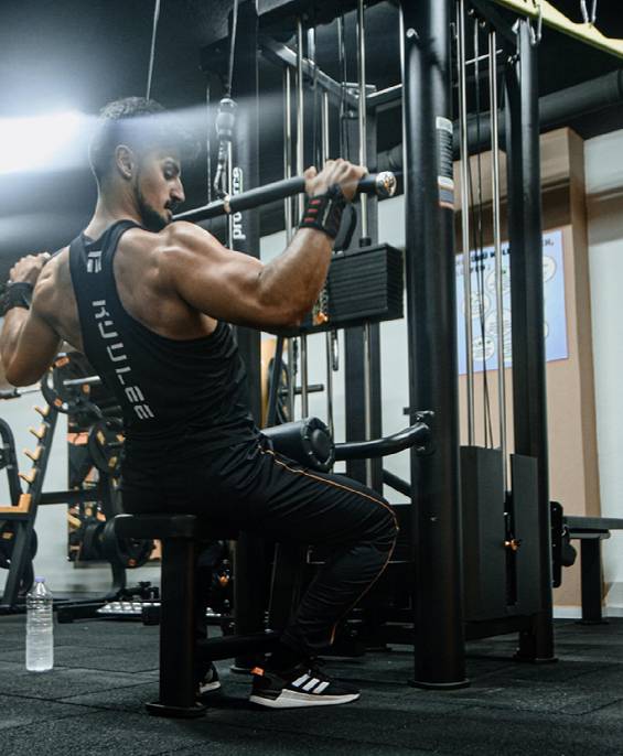 복근 운동이 뱃살을 빼는 가장 효과적인 방법은 아니다. 사진은 등 운동인 렛 풀 다운하는 모습. [사진=픽셀스]