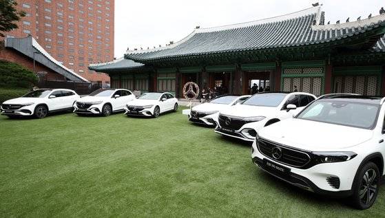 신라호텔 한옥을 배경으로 메르세데스-벤츠 전기차 라인업이 전시돼 있다. [뉴스1]