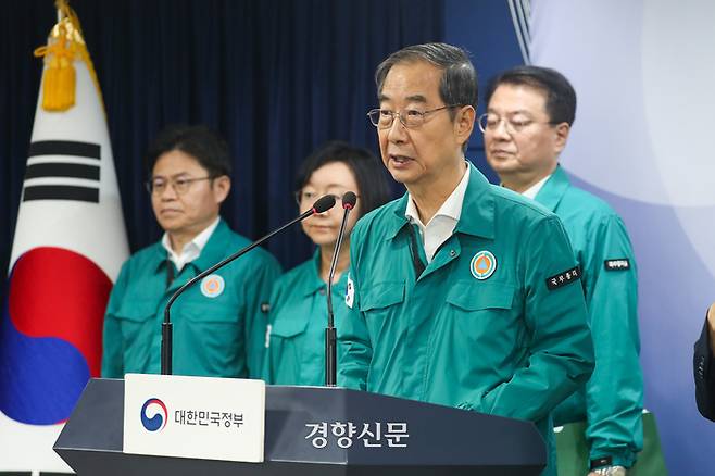 한덕수 국무총리가 24일 정부서울청사에서 일본의 후쿠시마 제1원자력발전소 오염수 해양방류 관련 대국민 담화문 발표를 하고 있다. 이준헌 기자