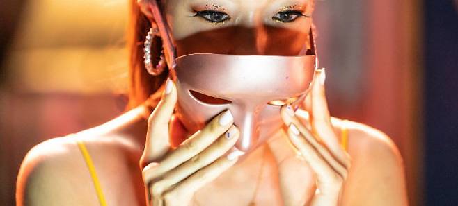 넷플릭스 오리지널 <마스크 걸>의 주인공 “끝내주게 못생기고 끝내주게 몸매 좋은 여자, 김모미”는 마스크를 쓰고 인터넷 성인 방송 BJ를 한다. 그는 외모지상주의의 피해자이면서 수혜자이자 공모자이다. 넷플릭스 제공