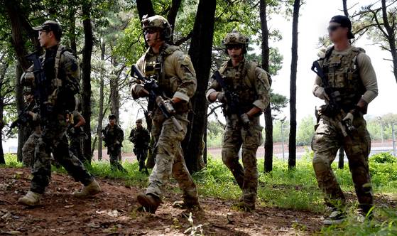 South Korean and U.S. special warfare troops take part in joint drills at Camp Humphreys in Pyeongtaek, Gyeonggi, on Friday, amid the ongoing annual Ulchi Freedom Shield military exercise which runs to the end of the month. [KOREAN NAVY]