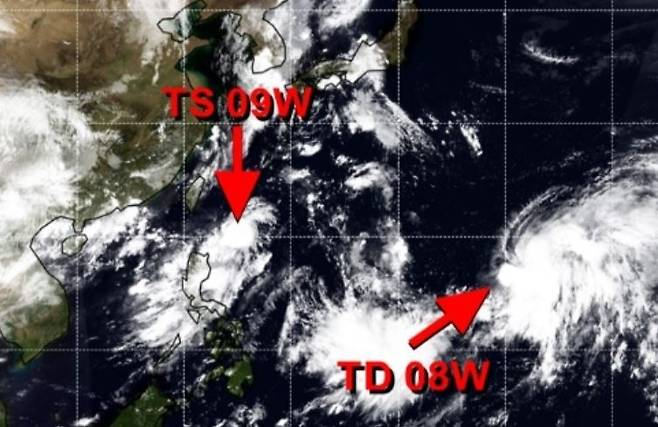 왼쪽(TS 09W)이 9호 태풍 사올라, 오른쪽이 10호 태풍 담레이로 발달할 것으로 예상되는 17호 열대저압부. 미국 합동태풍경보센터(JTWC, Joint Typhoon Warning Center) 홈페이지/사진=미국 기상청