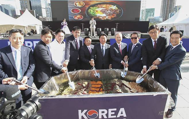 [전주=뉴시스] 25일 몽골 올란바타르시 수흐바타르 광장에서 열린 전라북도 공공외교 한마당 한국주간행사 개막식에 김종구 주몽골대사, 돌고르수렌 소비야바자르 울란바토르시 시장, 류창수 전북국제관계대사, 양오봉 전북대총장, 이동섭 국기원장등이 참석한 가운데 비빔밥 퍼포먼스를 하고 있다. 2023.08.25 (사진= 전라북도청 제공)  *재판매 및 DB 금지