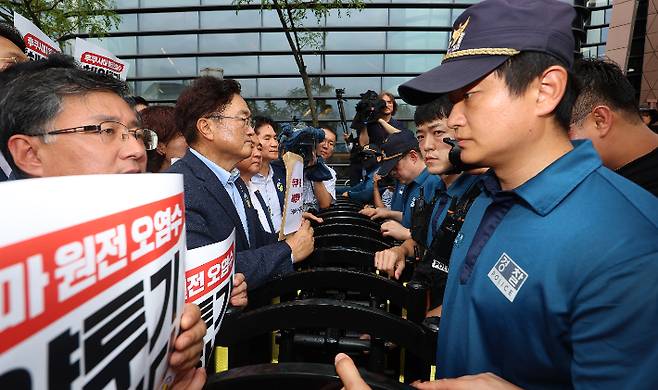 제1 야당도 어려운 결의문 전달 (서울=연합뉴스) 김도훈 기자 = 더불어민주당 후쿠시마 원전오염수 해양투기 총괄대책위 우원식 위원장 및 소속 의원들이 22일 오후 서울 종로구 일본대사관으로 오염수 해양투기 철회 촉구 결의문을 전달하려다 일본대사관 측의 결의문 수령 거부로 경찰의 폴리스 라인에 막혀 서 있다. 2023.8.22 superdoo82@yna.co.kr (끝) 연합뉴스
