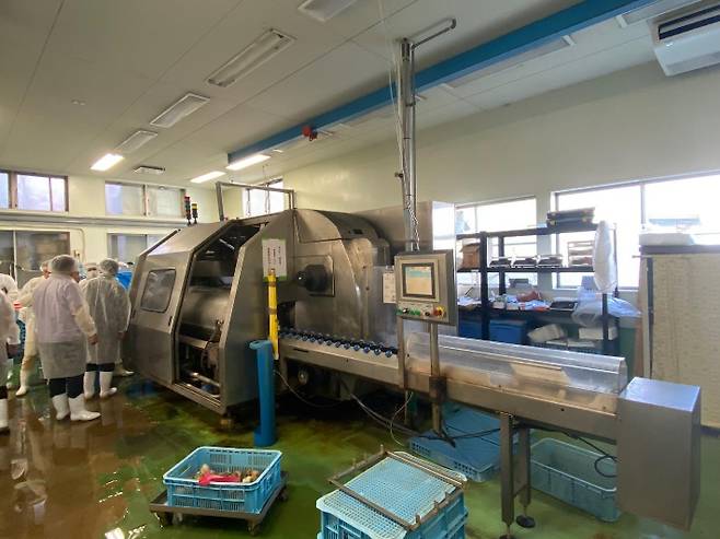 어촌의 현안을 발굴 및 해결하는 '어업현장의 현안해결 지원사업'의 일환으로 바지락 자동탈각기를 점검하고 있다. 인천어촌특화지원센터 제공