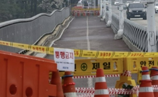 교각 관통 균열과 강도 저하 등으로 보강 공사를  위해 통제된 성남 분당구 수내동 수내교.  성남시 제공