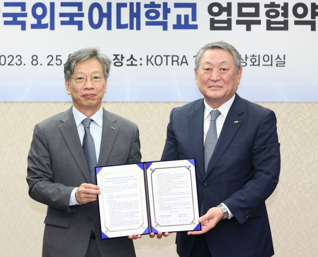 유정열(왼쪽) KOTRA 사장과 박정운 한국외대 총장이 25일 국제지역 통상전문가 인력양성을 위해 업무협약(MOU)을 체결했다. 사진제공=한국외대