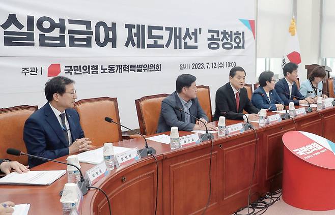 '시럽급여' 논란 이후 한달여가 흐른 현재 정부는 단시간 저임금 노동자의 실업급여를 줄이는 방안을 내놨다.[사진=뉴시스]