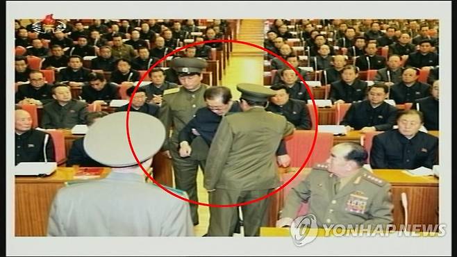 2013년 12월 북한 노동당 정치국 확대회의에서 끌려 나가는 장성택 [조선중앙TV]