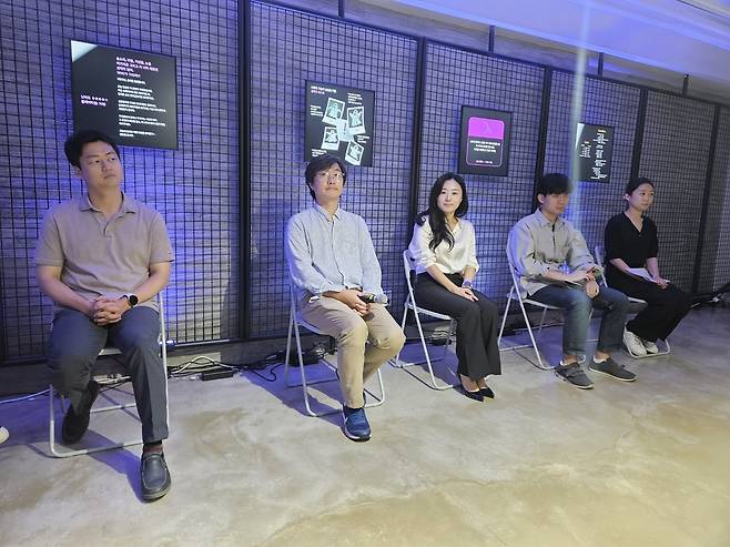 기자간담회 하는 '고스트 인 더 씨어터' 창작진 (서울=연합뉴스) 최주성 기자 = 24일 오후 서울 강남구 앤드트리갤러리에서 열린 '고스트 인 더 씨어터: 비욘드 게임' 기자간담회에서 민찬홍 음악감독(왼쪽부터), 서정완 연출, 구도윤 작가, 전석희 기술책임, 백혜린 아트디렉터가 기자들의 질문을 듣고 있다. 2023.8.25.
cjs@yna.co.kr