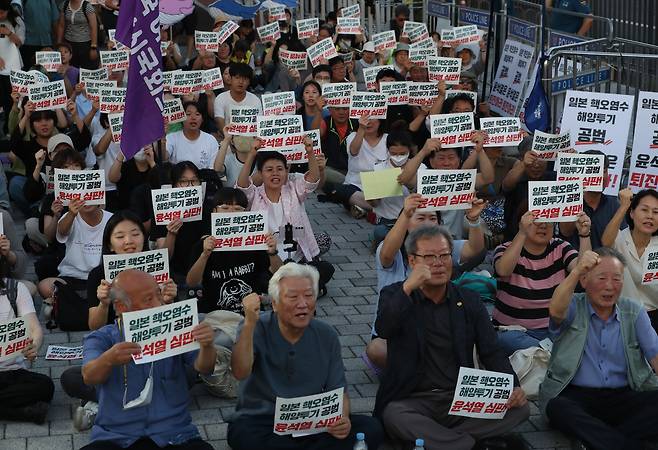 25일 오후 서울 용산구 대통령 집무실 앞에서 전국민주노동조합총연맹 등 시민사회단체원들이 일본의 후쿠시마 원자력 발전소 오염수 해양방류에 대한 윤석열 정권 규탄 집회를 열고 구호를 외치고 있다./뉴시스