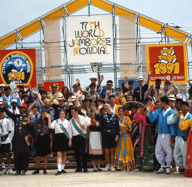 김석원 전 회장이 한국스카우트연맹 총재를 맡아 유치한 뒤 성공적으로 치렀던 1991년 제17회 강원도 고성 세계스카우트 잼버리. 당시 각국 스카우트 대원들이 무대 위에서 맵시를 뽐내고 있다./연합뉴스