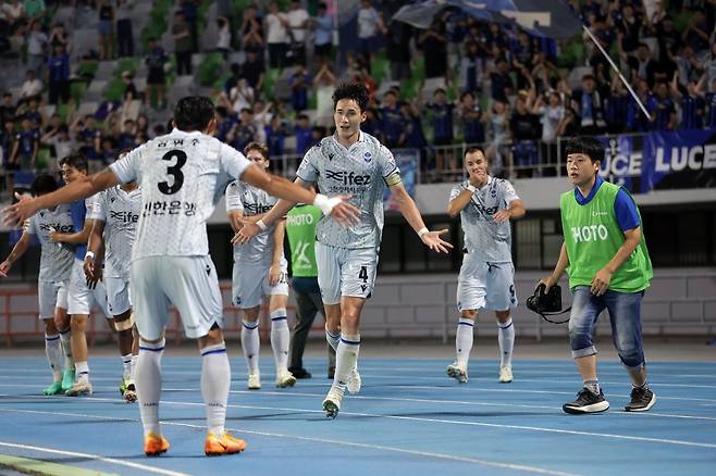 인천의 오반석(4번)이 25일 열린 수원FC와의 프로축구 K리그1 방문경기에서 1-1로 맞서던 후반 추가시간 결승 골을 터뜨리고 동료들과 기쁨을 나누고 있다. 오반석의 골로 인천은 서울을 제치고 4위에 올랐다. 한국프로축구연맹 제공