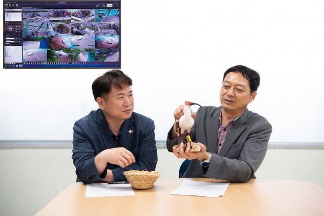 따오기를 24시간 관찰할 수 있는 폐쇄회로(CC) TV를 이용해 불철주야 따오기의 보호와 번식을 돕고 있는 박언기 팀장(왼쪽)과 한영인 주무관(오른쪽). 특히 한 주무관은 중국에서 따오기 한 쌍을 처음 데려왔던 2008년부터 따오기를 보살펴왔다. 우리나라 하늘을 날고 있는 모든 따오기들의 아빠이자 1호 사육사인 셈이다. 과학동아 제공
