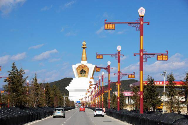 샹그릴라 시내의 티베트 불탑 초르텐. ⓒ최종명
