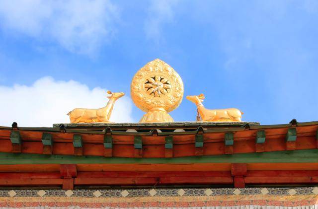 송찬림 캉찬 건물 지붕의 법륜과 사슴 한 쌍. ⓒ최종명