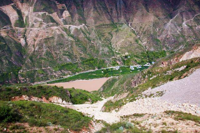 샹그릴라에서 1시간 거리 214번 국도 시구이대교에서 본 금사강. ⓒ최종명