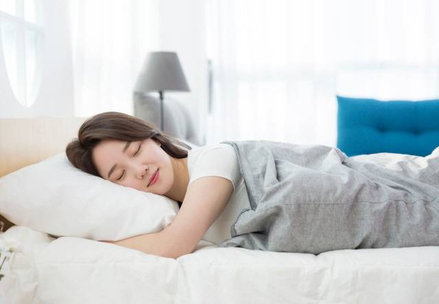 약을 먹고 오른쪽으로 누우면 약이 체내에 빠르게 흡수된다./사진=클립아트코리아