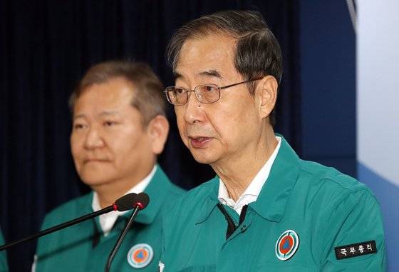 한덕수 국무총리(오른쪽)가 23일 정부서울청사에서 '이상동기 범죄 재발 방지를 위한 담화문'을 발표하고 있다. 왼쪽은 이상민 행정안전부 장관. 뉴스1